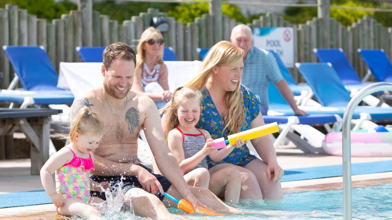 Family holiday with outdoor pool in Devon