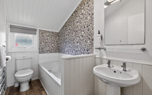 Select Hot Tub Lodge Bathroom
